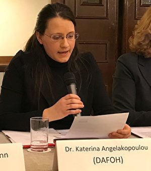 DAFOH发言人、欧洲分部负责人Katerina Angelagopolou 医学博士在新闻发布会上发言。（林达／大纪元）